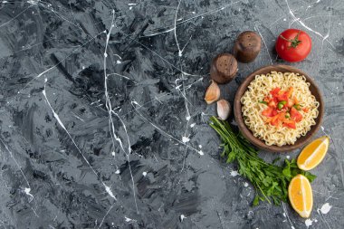 Sebzeli erişte. Üst Manzara. Boşluğu kopyala