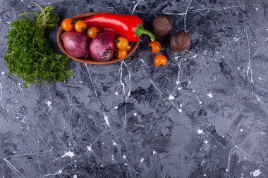 Gri arka planda yemek pişirmek için malzemeler. en üstteki görünüm. 