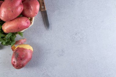 Gri beton arka planda taze organik kırmızı patatesler. Üst Manzara. Boşluğu kopyala.