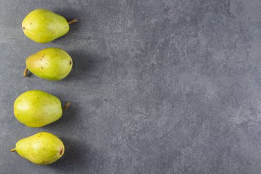 Mutfak masasında taze armutlar. Metin için boş alan. 