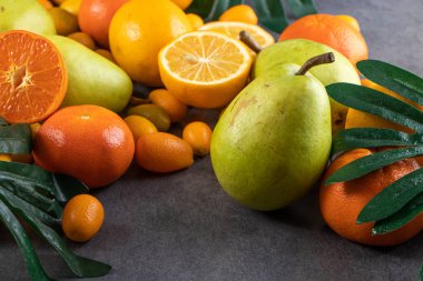 Mutfak masasında taze narenciye meyveleri. Metin için boş alan.