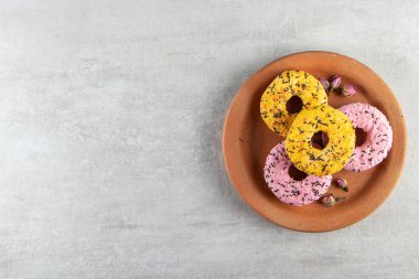 Gri arka planda jöleli lezzetli çörekler. 