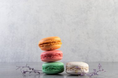 Gri masa arkasında Fransız kurabiyeleri.