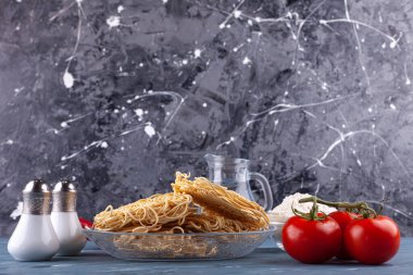 Yemek pişirmek için malzemeli çiğ erişte.