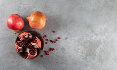 Gri arka planda olgun nar. Üst Manzara. Metin için boş alan.