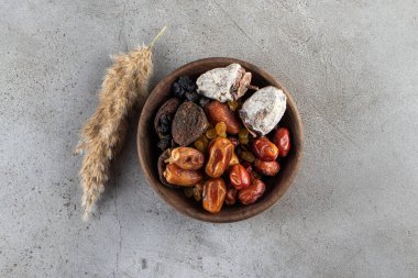 Mutfak masasında çeşitli gevrek atıştırmalıklar var.