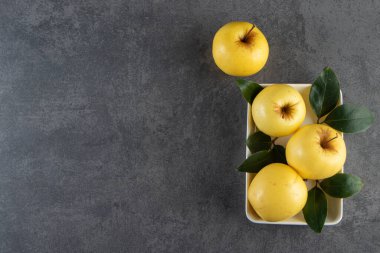 Masa arkasında olgun elmalar. en üstteki görünüm.