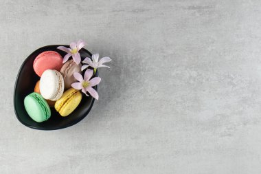 Gri masa arkasında Fransız kurabiyeleri.