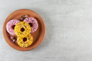 Gri arka planda jöleli lezzetli çörekler. 