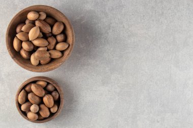 Gri arka planda kasedeki cevizlerin en üst görüntüsü