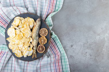 Mutfak masasında çeşitli gevrek atıştırmalıklar var.