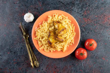 Masada tavuk eti ve lezzetli makarna.