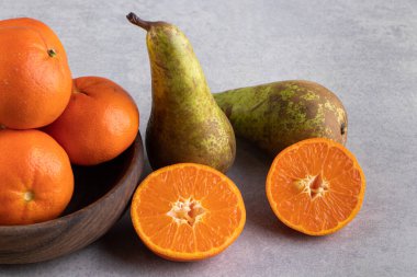 Gri arka planda taze meyveler