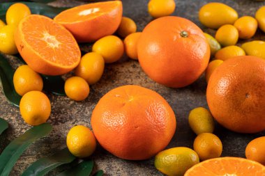 Tahta arka planda taze portakallar ve kumkatlar