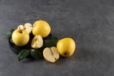 Masa arkasında olgun elmalar. en üstteki görünüm.