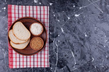 Karanlık bir mutfak masasında taze ev yapımı ekmek.