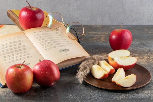 Maçãs Frescas Livros Sobre Mesa Cozinha Espaço Livre Para Texto — Fotografia de Stock