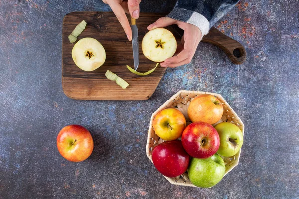 Mujer Cortando Frutas Frescas Mesa Cocina Espacio Libre Para Texto — Foto de Stock