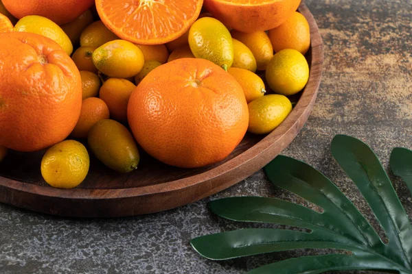 Frutas Frescas Maduras Sobre Fondo Gris — Foto de Stock