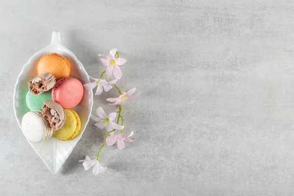 Colorful Macaroons Flowers Table — Stock Photo, Image