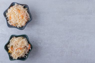 Taş masaya konmuş lahana turşusu. Yüksek kalite fotoğraf