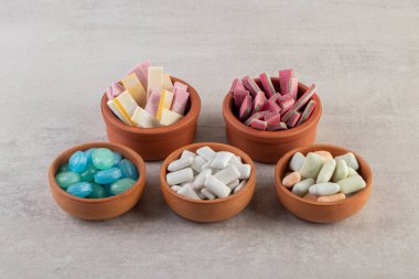 Taş bir arka plana yerleştirilmiş renkli sakız sakızları. Yüksek kalite fotoğraf