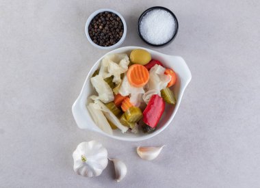 Taş zemine yerleştirilmiş çeşitli sebzeler. Yüksek kalite fotoğraf