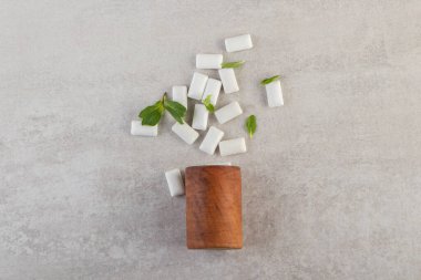 Taştan bir arka planda sakız çiğniyor. Yüksek kalite fotoğraf