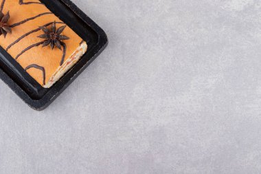 Sünger İsviçre usulü kek ve taş yüzeyinde yıldız anason. Yüksek kalite fotoğraf