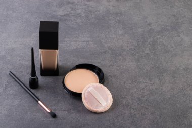 Dekoratif kozmetik ürünleri ve makyaj fırçaları bir taş masaya yerleştirildi. Yüksek kalite fotoğraf