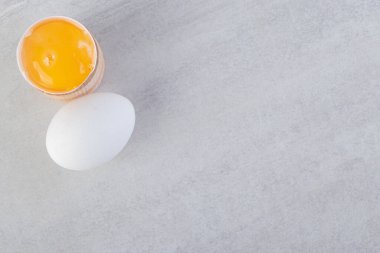 Taze beyaz tavuk yumurtaları taştan bir arka plana yerleştirilmiş. Yüksek kalite fotoğraf