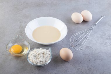 Çiğ yumurta, yumurta sarısı ve arka planda bir kase un. Yüksek kalite fotoğraf