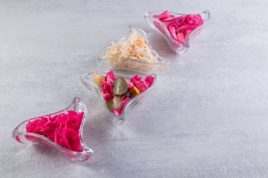 Taş masaya tuzlu lahana konmuş. Yüksek kalite fotoğraf