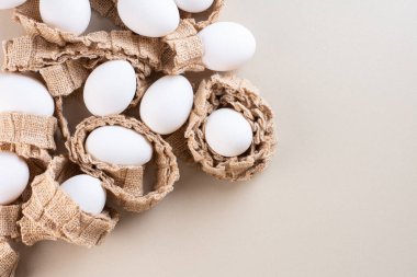 Taze çiğ tavuk yumurtaları bej masaya yerleştirildi. Yüksek kalite fotoğraf