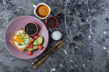 Sabah kahvaltısı mermer arka planda. Yüksek kalite fotoğraf