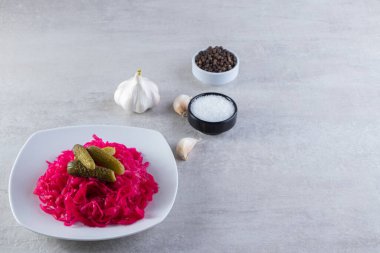 Beyaz lahana turşusu ve salatalıklar taş masada. Yüksek kalite fotoğraf