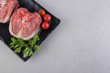 Masada vişneli domatesli siyah et tabağı. Yüksek kalite fotoğraf