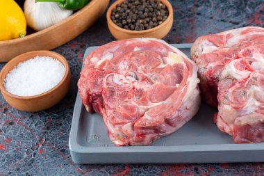 Tahta kesme tahtasına kırmızı kiraz domatesli çiğ biftek. Yüksek kalite fotoğraf