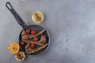 Siyah tavaya kızarmış sebzeli leziz et. Yüksek kalite fotoğraf