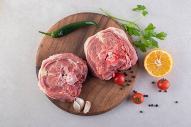 Taze pişmemiş et, olgun sebzeler ve taş masaya yerleştirilmiş yağ. Yüksek kalite fotoğraf