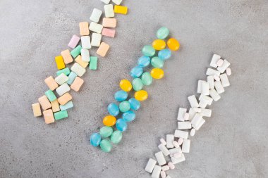 Taş arka planda çeşitli renkli diş etleri var. Yüksek kalite fotoğraf