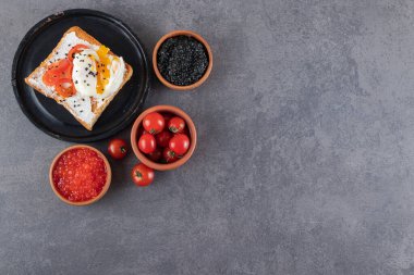 Tabak dolusu kızarmış ekmek ve taş masada çeşitli havyarlar. Yüksek kalite fotoğraf
