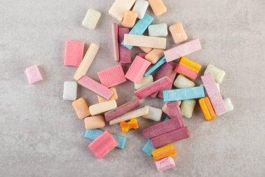 Taş zemine renkli diş etleri yerleştirilmiş. Yüksek kalite fotoğraf