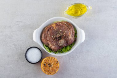 Dilimlenmiş limonlu ve biberli leziz et. Yüksek kalite fotoğraf