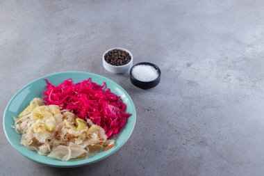 Taş zemine yerleştirilmiş çeşitli sebzeler. Yüksek kalite fotoğraf