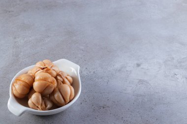 Taş zemine yerleştirilmiş sarımsak turşusu. Yüksek kalite fotoğraf