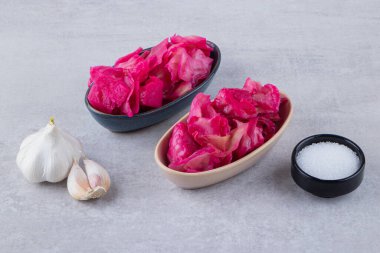 Taş masada iki kase doğranmış lahana turşusu. Yüksek kalite fotoğraf