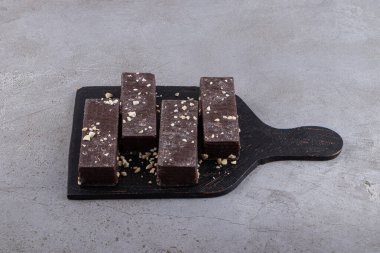 Koyu ahşap bir tahtaya yerleştirilmiş waffle çikolataları. Yüksek kalite fotoğraf