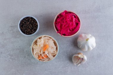 Taş masanın üzerinde renkli lahana turşusu çeşitleri var. Yüksek kalite fotoğraf