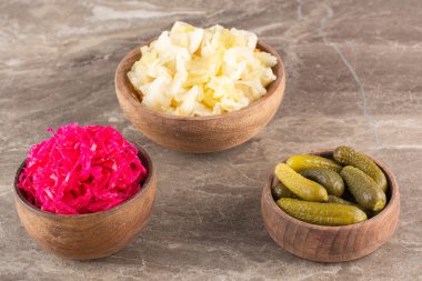 Taş masaya konmuş çeşitli turşular ve sebzeler. Yüksek kalite fotoğraf